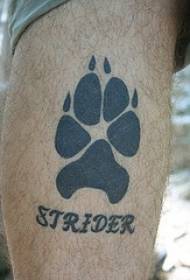 Psie labky tlačia tetovanie v anglickej abecede