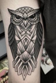 Braç de noia sobre esquema de color gris negre picant tècnica element geomètric imatge creativa mussol tatuatge