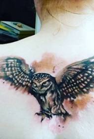 As costas da garota na picada do ponto preto simples linha imagem de tatuagem de coruja de pequeno animal