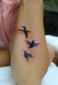 小臂不同颜色翅膀的小鸟纹身图案