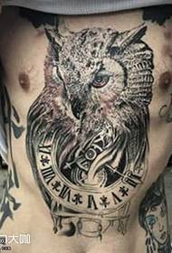 Motivo tatuaggio gufo sul petto