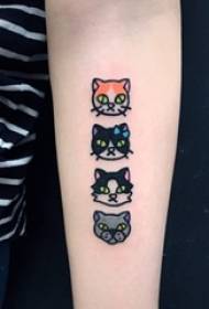 Mergaitės rankos dažytos geometrinės linijos animacinių filmų apie mažas gyvūnų katės ir šuns tatuiruotes nuotraukas