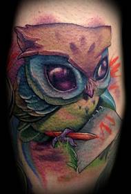 Il tatuaggio professionale introduce un modello di tatuaggio colorato di gufo