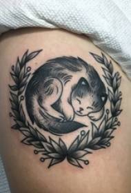 Cosce di scolaretta su nero pungiglione linea semplice e immagini di tatuaggi di gatti