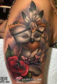 Motif de tatouage floral hibou mignon