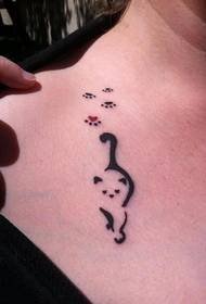 Vrouwelijke schouder mooi ogende kat totem tattoo