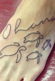 Le pied de la fille sur les lignes abstraites noires photo de tatouage tortue animal