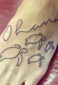 Collo del piede della ragazza su linee astratte nere piccola immagine del tatuaggio della tartaruga animale