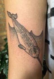 El brazo de la niña en la línea simple de la picadura negra imagen linda del tatuaje del animalito