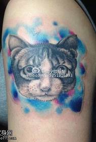 Padrão de tatuagem de gato em aquarela de ombro