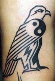 Modello di tatuaggio tribale uccello con simboli gossip yin e yang