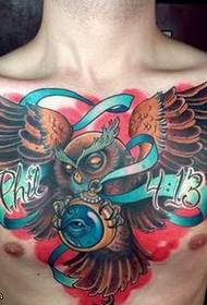 Krūtinėje dominuojantis pelėdos tatuiruotės modelis