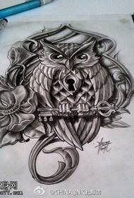 Černá šedá skica sova klíčové růže tetování vzor