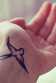 Modello di tatuaggio totem braccio uccello