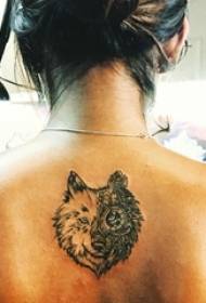 Ang babaye nga nagbalik sa itom nga grey sketch nga naghimo sa paglihok nga hulagway sa tattoo sa ulo sa lobo