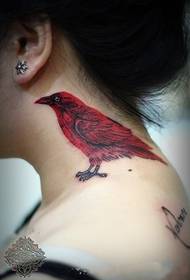 Krásna dievčina stojaci s červeným vtákom na ramene