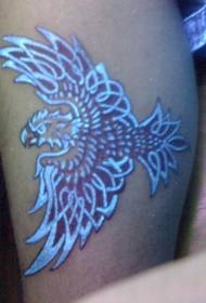 Eagle fluorescerande tatueringsmönster på benen