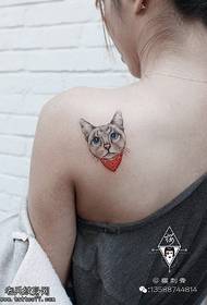 Schouder kitten hoofd tattoo patroon