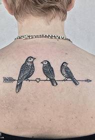 Tre disegni di tatuaggi di uccelli nantu à a spalle