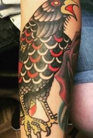 Girl's arm geverf waterverf skets kreatiewe voël tatoeëring prentjie