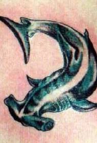 Modello di tatuaggio di squalo martello di colore spalla maschio