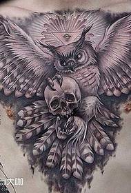 Motivo tatuaggio gufo sul petto