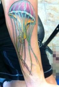 Le braccia dei ragazzi hanno dipinto piccoli animali linee astratte immagini di tatuaggi di meduse