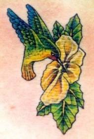 Kolibřík tetování vzor na žluté květy