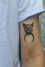 Brațul băiatului pe linia cenușie a punctului ghimpului linie abstractă mic animal de tatuaj cu leopard