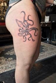Thighmụ nwanyị n’apata nwa na-acha odo odo na-adị larịị akara obere anụmanụ octopus tattoo picture