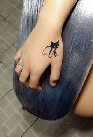 Patrún tattoo cat simplí ag béal an tíogair