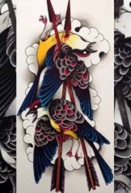 Escriptura de patró de tatuatge de color d’ocell escolar