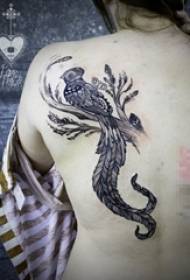 Nga manga tataramoa pango-puaa me nga whakaahua tattoo manu kararehe iti kei te tuara o nga kotiro