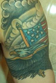 Amerikanischer Adler mit Flaggenwolkentätowierungsmuster