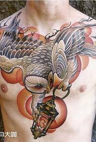 Motivo tatuaggio gufo sul petto