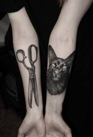 Chat démon de bras avec motif de tatouage de ciseaux