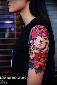 Pivoine d'épaule faisant signe de tatouage de chat