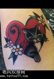 Patrón de tatuaxe de gatito en forma de corazón