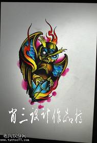 Ar rokām apgleznots vara akmens spārnu liesmas pūces tetovējums