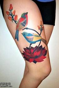 Gambe bellissimo modello di tatuaggio di loto uccello