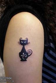 Rukom totem mačka tetovaža uzorak