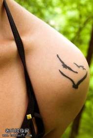 Schéin a schéine Vogel Tattoo op d'Schëlleren