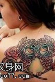 Natrag obojen uzorak tetovaže sova