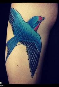 Pečių tikroviškas paukščių tatuiruotės modelis