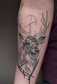 Schoolboy Aarm op schwaarze Skizz einfach Zeil kleng Déier Elk Tattoo Bild