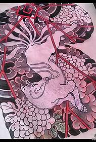 ಜಪಾನೀಸ್ ಶೈಲಿಯ ಅರ್ಧ-ಕತ್ತಿನ ಒಂಬತ್ತು ಬಾಲದ ನರಿ ಹೂವಿನ ಹಚ್ಚೆ ಹಸ್ತಪ್ರತಿ
