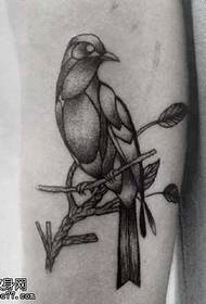 Mfano wa tattoo ya ndege kwenye mkono