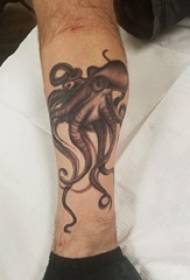 Wavulana ndama juu ya nyeusi kijivu uhakika mwiba abstract ndogo mnyama picha octopus tattoo