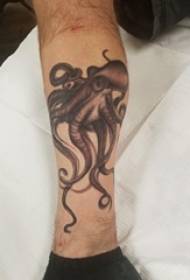 Vitello da ragazzo su punto grigio nero spina linea astratta piccola immagine di tatuaggio di polpo animale