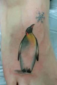 Tatuaje de cor pingüín rei de cor do pé